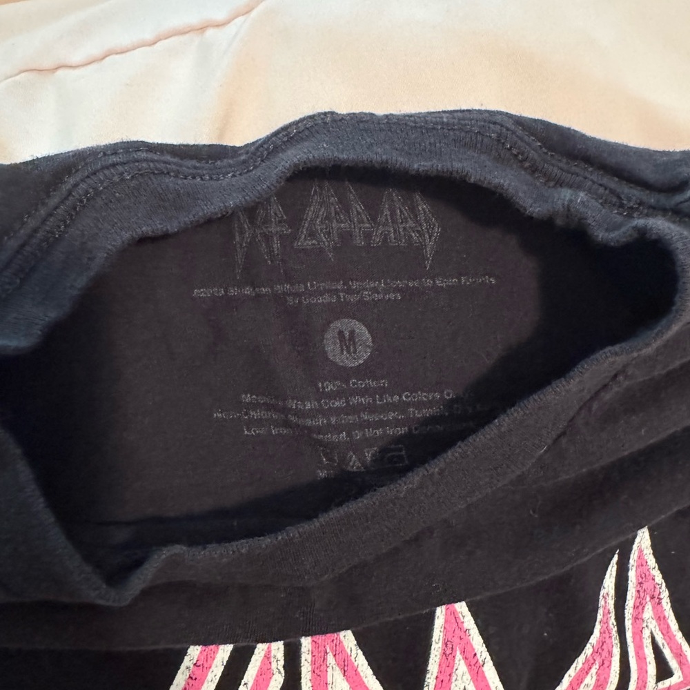 Def Leppard Black Graphic Tee - Picture 2 of 2